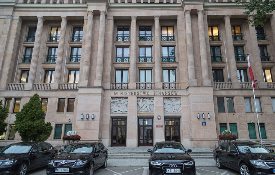 Luksusautoja Puolan valtionvaraiministeriön edessä. Antiikin Kreikan tyyliä rakennuksessa.