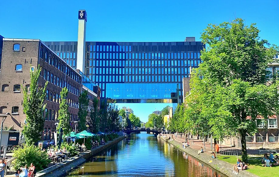Amsterdamin yliopiston Roeterseilandin kampusrakennuksia kanavan varrella Amsterdamissa.