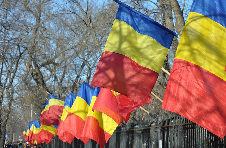Romanian liput rivissä puistoalueella.