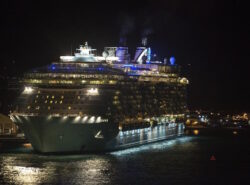Royal Caribbean varustamon laiva kuvattuna satamassa yöaikaan.