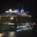 Royal Caribbean varustamon laiva kuvattuna satamassa yöaikaan.