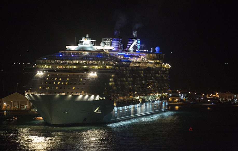 Royal Caribbean varustamon laiva kuvattuna satamassa yöaikaan.