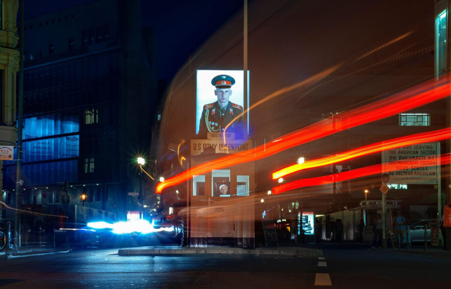 Check point Charlie iltavalossa.