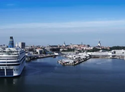 Tallinnan satama ja kaupungin siluetti meren suunnalta kuvattuna.