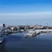 Tallinnan satama ja kaupungin siluetti meren suunnalta kuvattuna.