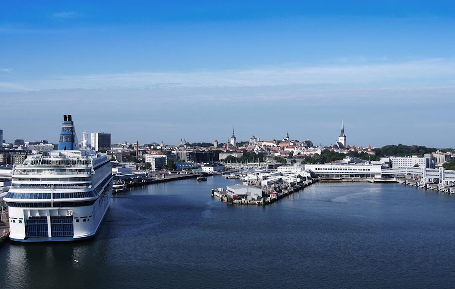 Tallinnan satama ja kaupungin siluetti meren suunnalta kuvattuna.