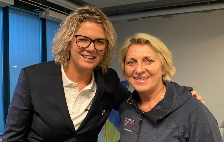 Kaksi naista, toisella Norsk Tipping ja toisella Norjan olympiatiimin takki.