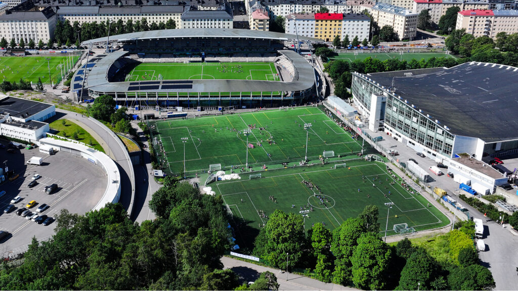 Jalkapallokenttiä Nordis ja Bolt Areena Helsingissä ilmakuvassa kesällä 2026.