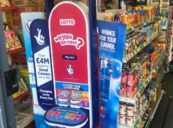 Britannian National Lottery -pelien myyntipiste päivittäistavarakaupassa Hullissa.