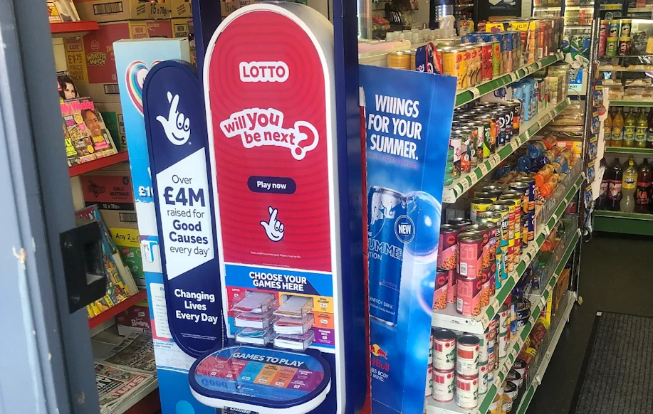 Britannian National Lottery -pelien myyntipiste päivittäistavarakaupassa Hullissa.