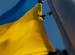 Lähikuvassa Ukrainan lippu.