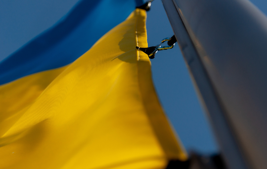 Lähikuvassa Ukrainan lippu.