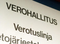 Verohallituksen tyylikäs kyltti kuvattuna 1996.