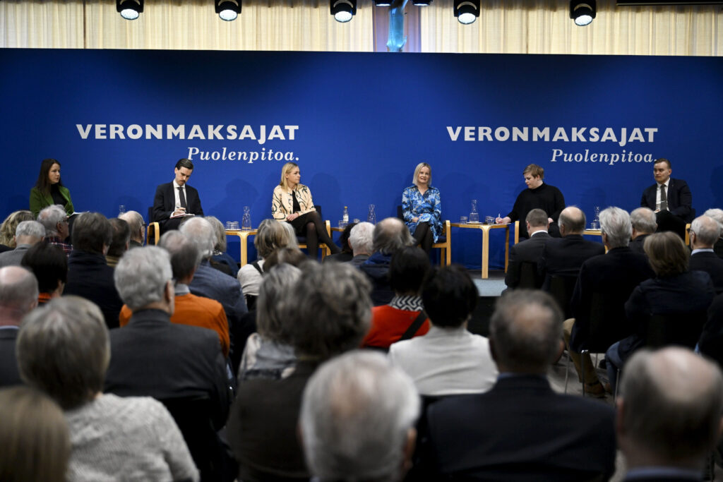 Veronika Honkasalo, Matias Mäkynen, Elina Valtonen, Riikka Purra, Annika Saarikko ja Atte Harjanne puolueiden puheenjohtajapaneelissa Veronmaksajain Keskusliiton Vero2023 -tapahtumassa Helsingissä 15. maaliskuuta 2023.