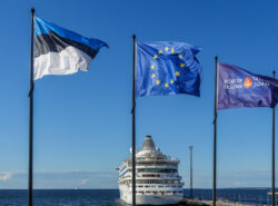 Viro, EU ja Tallinnan sataman lippu. Taustalla risteilyalus.