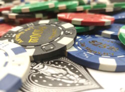 Las Vegas ja dollari teksteillä varustetut pokeripelimerkit