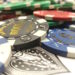 Las Vegas ja dollari teksteillä varustetut pokeripelimerkit