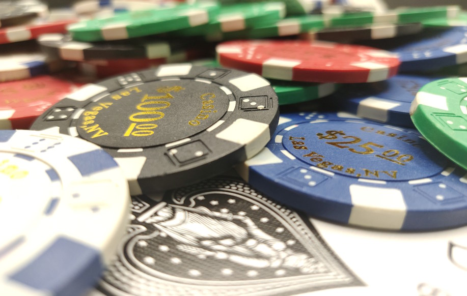 Las Vegas ja dollari teksteillä varustetut pokeripelimerkit