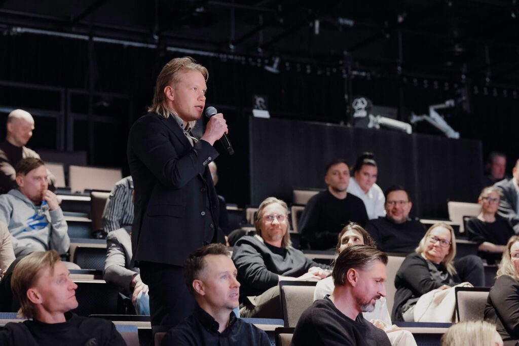 Kuvassa on Rahapelisanomien päätoimittaja Aleksi Virtanen Helsingin Oodi kirjastossa.