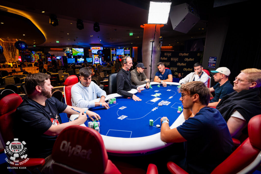 WSOP Circuit Tallinn 2026 -päätapahtuman finaalipöytä Olympic Casinossa. Sinisen OlyBet-pöydän ympärillä pelaavat Egidijus Matonis, David Santalla Marfil, Roy van der Reijnst, Mateusz Dąbkowski, Fehim Hajdari, Julian Selinger, Kai Lehto ja Valentin Imperatore.