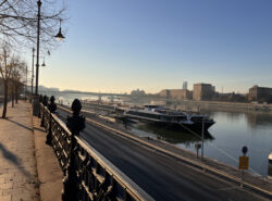 Budapestin Tonava näkymää. Aurinkoinen marraskuu 2024.