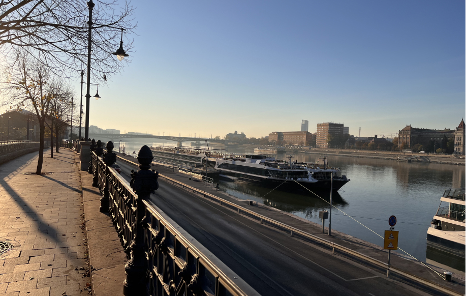Budapestin Tonava näkymää. Aurinkoinen marraskuu 2024.
