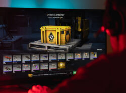 Pelaaja avaa Counter Strike pelin loot boxia.