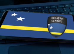 Puhelimen ruudulla Curacao eGaming -logo.