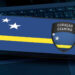 Puhelimen ruudulla Curacao eGaming -logo.