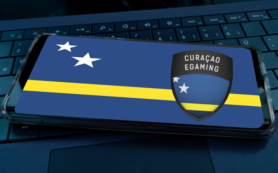 Puhelimen ruudulla Curacao eGaming -logo.
