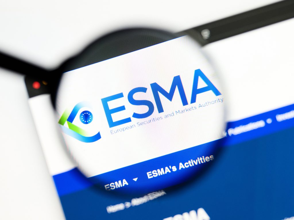 ESMA verkkosivusto suurennuslasin edessä. Logo korostettu. European Securities and Market Auhtority.