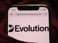 Puhelimen ruudulla "Evolution Gaming"