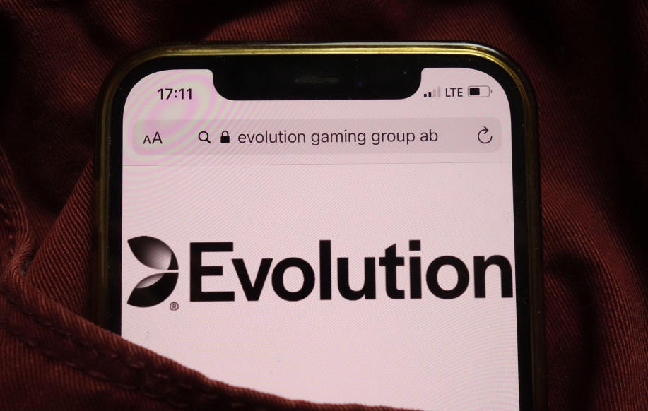 Puhelimen ruudulla "Evolution Gaming"