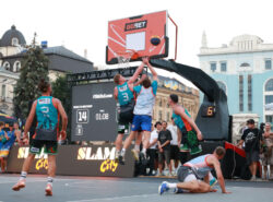 3x3 koripalloturnaus Kiovassa. Urheilijoita kentällä. Korissa "GGBET".