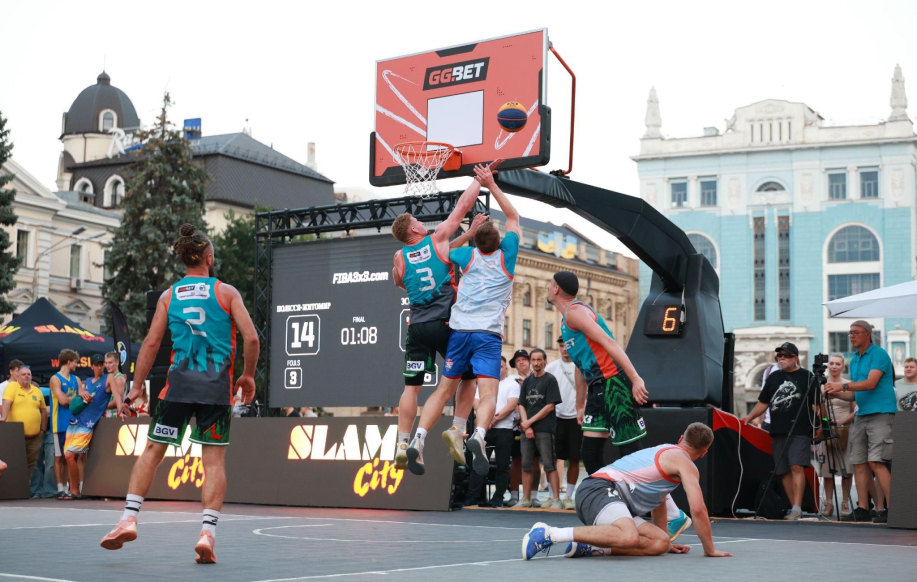 3x3 koripalloturnaus Kiovassa. Urheilijoita kentällä. Korissa "GGBET".