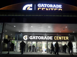 Ice Cage 8 tapahtumapaikka Gatorade Center sisäänkäynti.