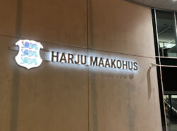 Harju maakohus valaistu seinäkyltti.