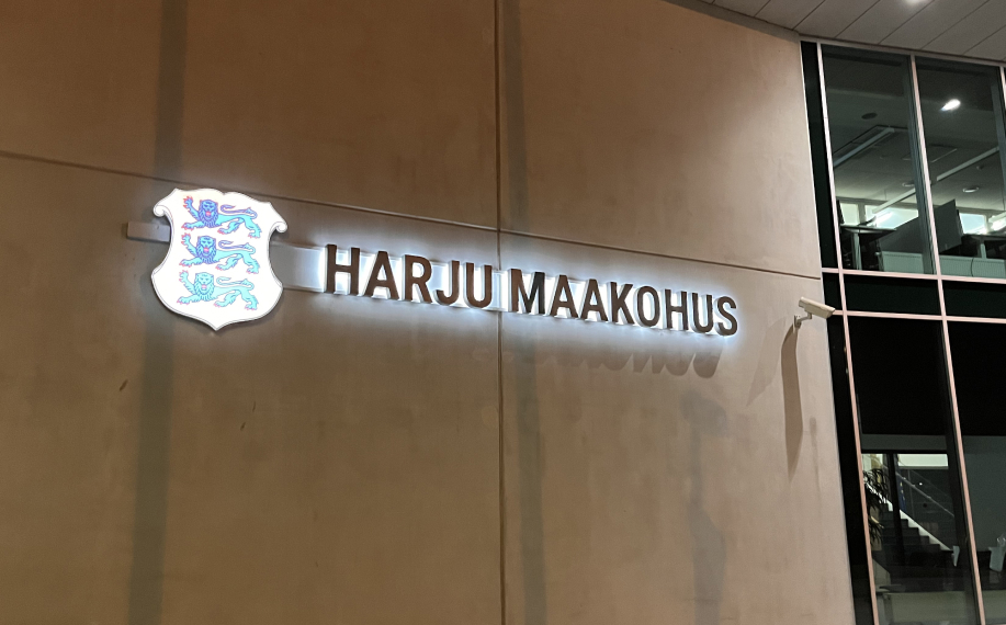 Harju maakohus valaistu seinäkyltti.