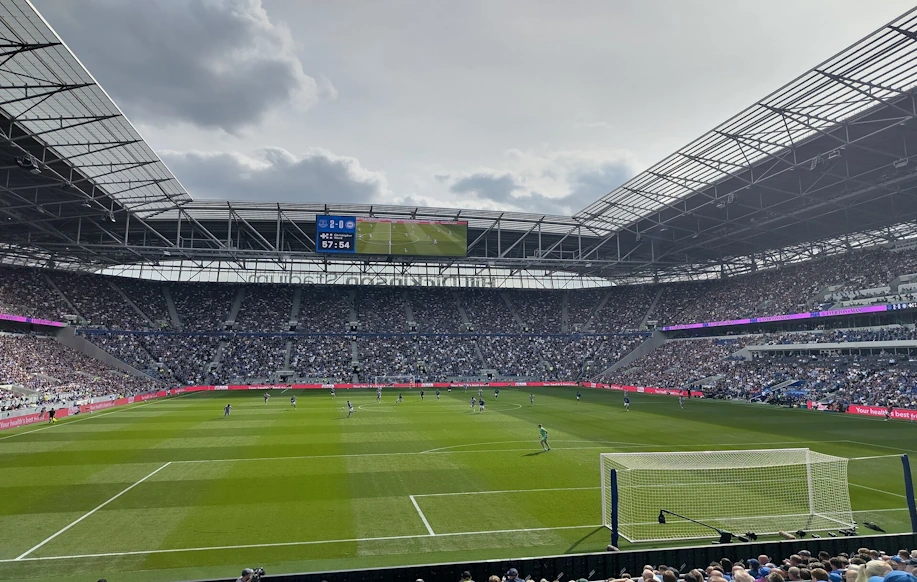 Hill Dickinson Stadiumin kenttä ja katsomot Evertonin Valioliiga-ottelun aikana.