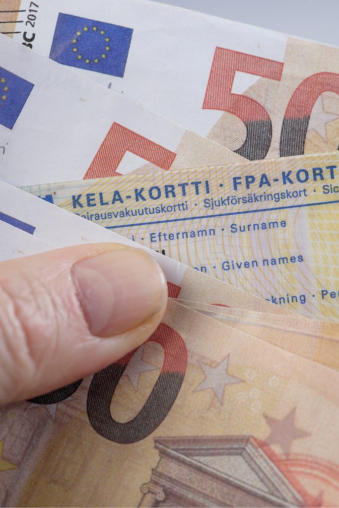Kela-kortti ja euroja.