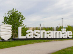 Lasnamäe kyltti Pae-puistossa.