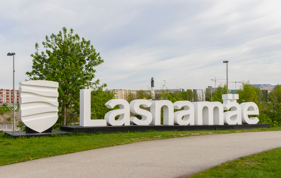 Lasnamäe kyltti Pae-puistossa.