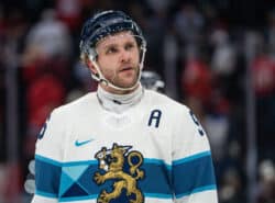 Mikko Rantanen Suomen pelipaidassa Milanon olympialaisissa.