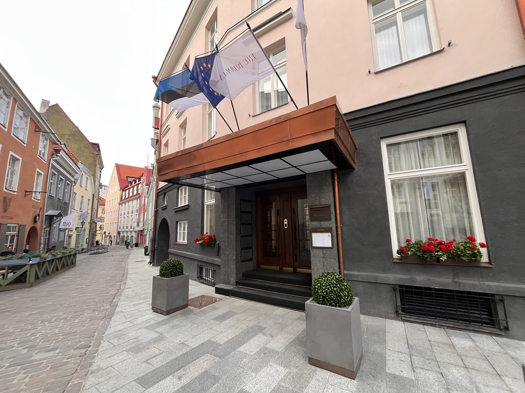 The Burman hotellin ovella liehuu Viron ja EU:n lippu. Vanha kaupunki Tallinna, Rataskaevu katu.