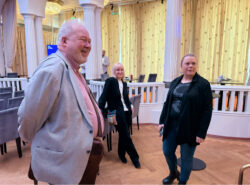 Wille Wilenius, Laura Sandström ja tuntematon naishenkilö rahapelialan tapahtumassa Helsingin kasinolla keväällä 2026.