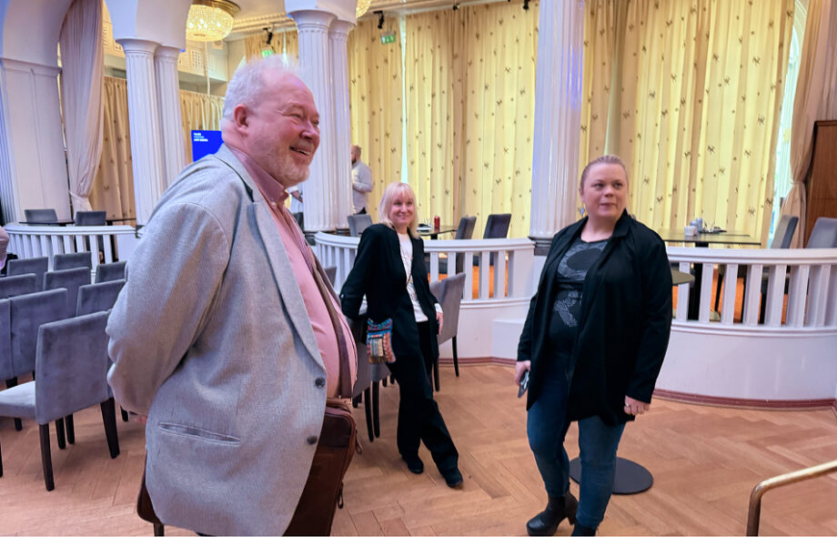 Wille Wilenius, Laura Sandström ja tuntematon naishenkilö rahapelialan tapahtumassa Helsingin kasinolla keväällä 2026.