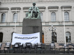 SOSTE:n #KohtaEiOleKetään-kampanjan hiljainen mielenilmaus Säätytalon edessä Helsingissä 1. syyskuuta 2026. SOSTE järjesti mielenilmauksen muistuttaakseen päättäjiä sosiaali- ja terveysjärjestöjen merkityksestä ja vedotakseen STEA-avustuksiin kohdistuvien lisäleikkausten perumiseen.