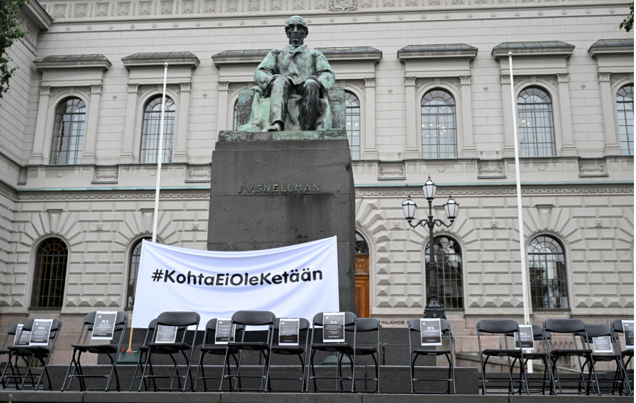 SOSTE:n #KohtaEiOleKetään-kampanjan hiljainen mielenilmaus Säätytalon edessä Helsingissä 1. syyskuuta 2026. SOSTE järjesti mielenilmauksen muistuttaakseen päättäjiä sosiaali- ja terveysjärjestöjen merkityksestä ja vedotakseen STEA-avustuksiin kohdistuvien lisäleikkausten perumiseen.