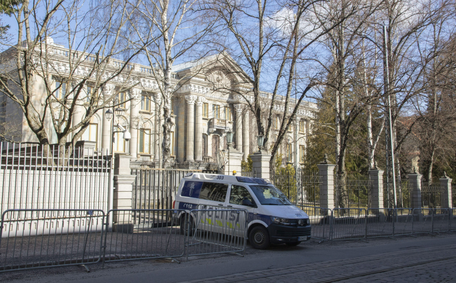 Poliisiauto Venäjän suurlähetystön edessä Helsingissä. Mellakka aidat. Puissa ei lehtiä.