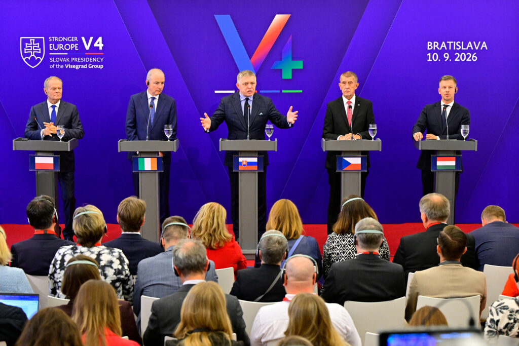 Puolan pääministeri Donald Tusk, Irlannin pääministeri Micheal Martin, Slovakian pääministeri Robert Fico, Tšekin pääministeri Andrej Babis (ANO) ja Unkarin pääministeri Peter Magyar lehdistötilaisuudessa Visegrad-nelikon pääministerien ja heidän irlantilaisen kollegansa Micheal Martinin välisen kokouksen jälkeen Bratislavassa, Slovakiassa, 10. syyskuuta 2026